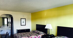 Quarto casal, 2 camas Queen | Banheiro | Chuveiro/banheira combinados, produtos de toalete grátis