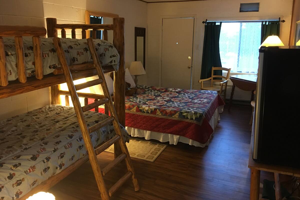 Classic Room (#23 1 Queen, 1 twin/twin bunk) | 책상, 무료 WiFi