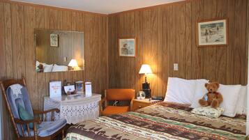 Classic Room (#18, 1 King) | Desk, free WiFi