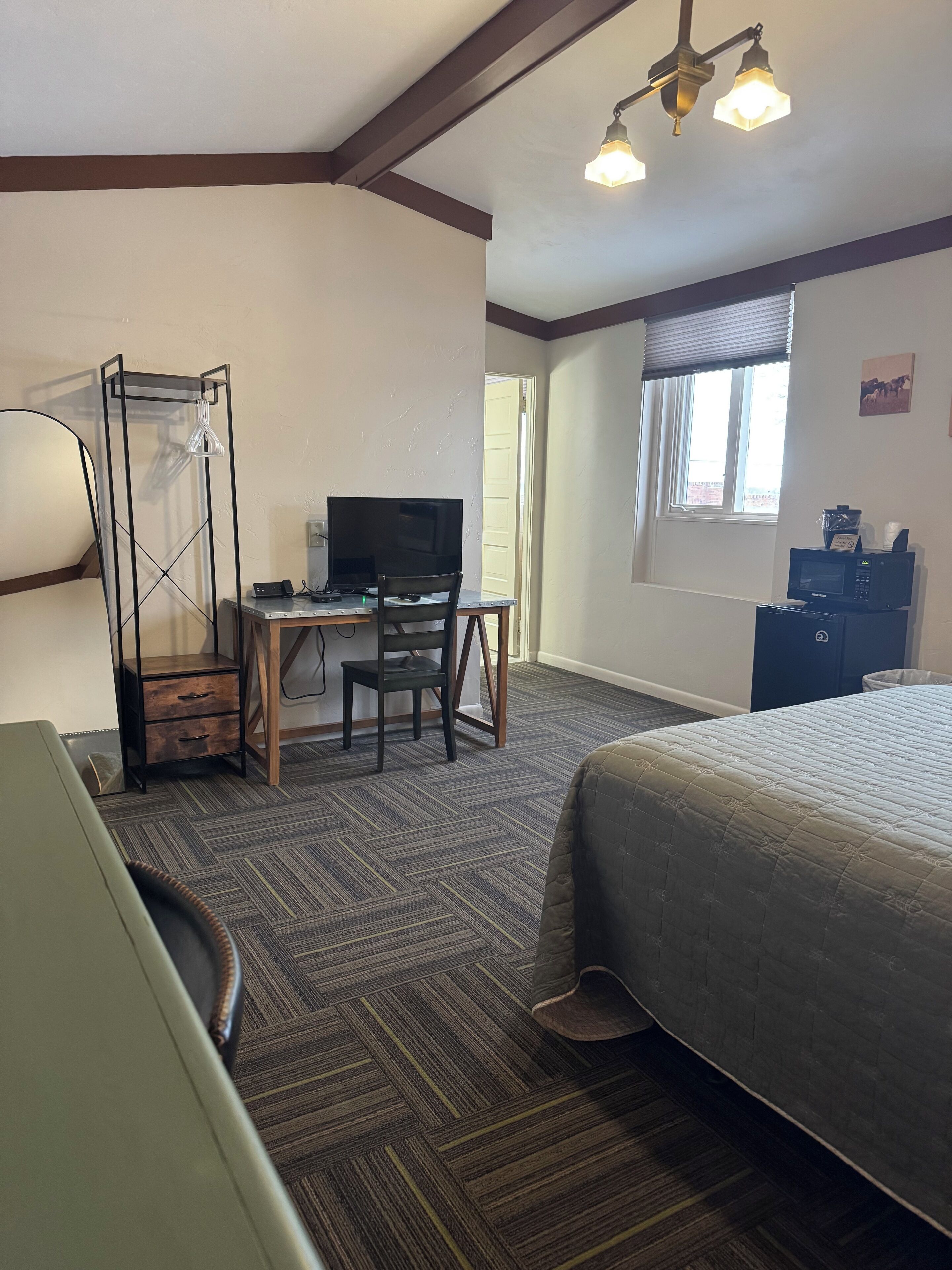 standard room, 1 queen bed | in-room safe, desk, iron/ironing board, free wifi