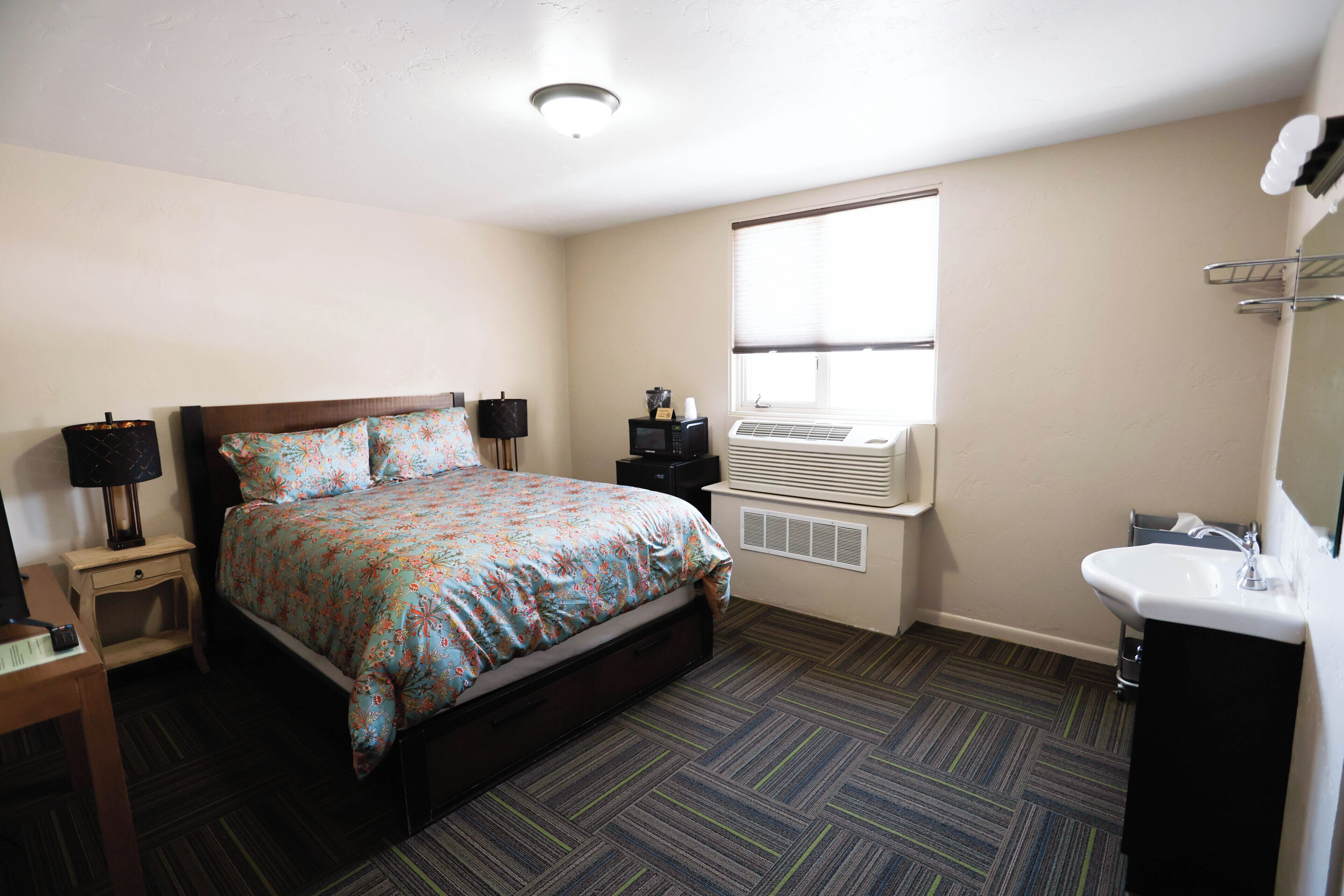 Classic Room, 1 Queen Bed | In-room safe, desk, iron/ironing board, free WiFi