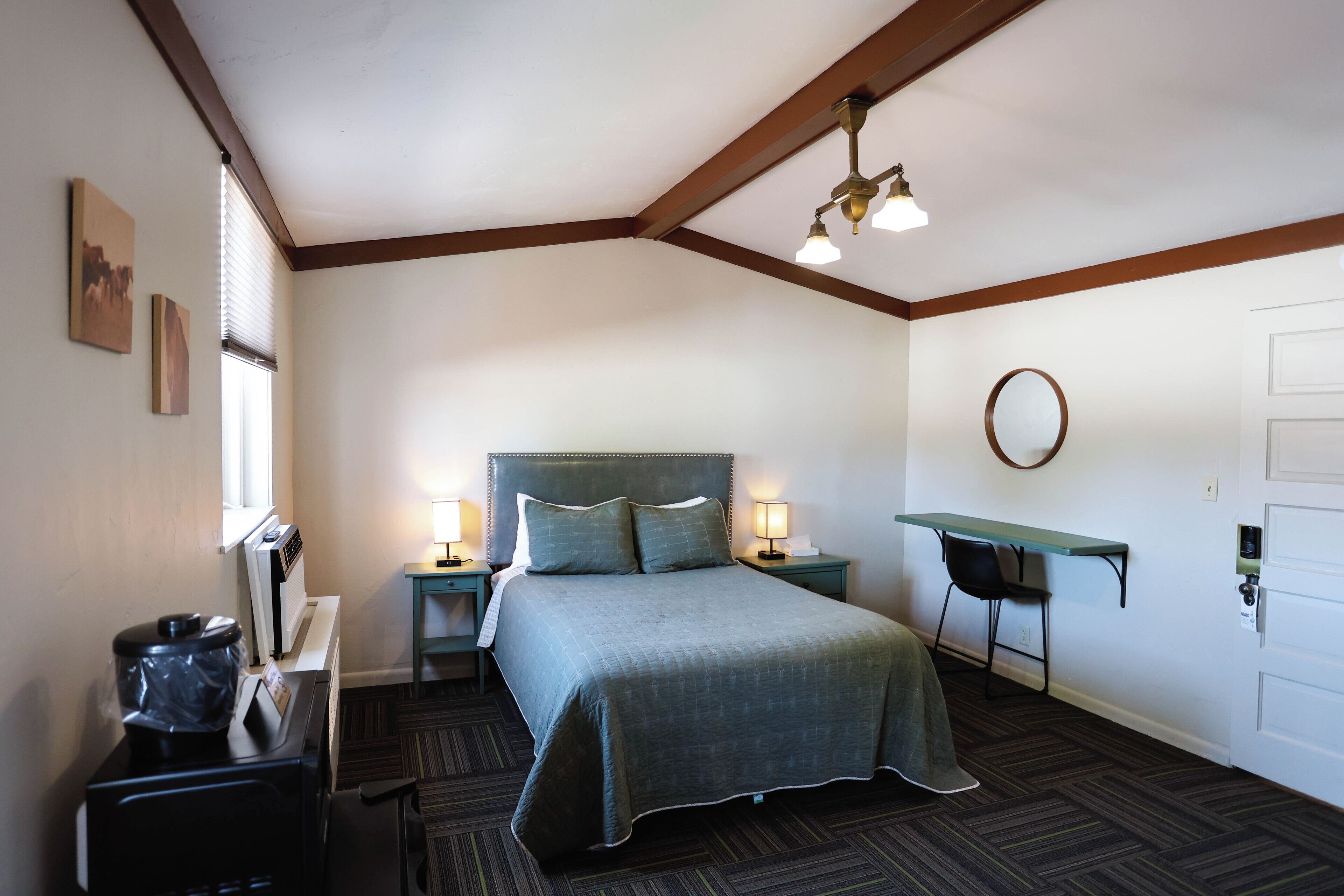 Standard Room, 1 Queen Bed | In-room safe, desk, iron/ironing board, free WiFi