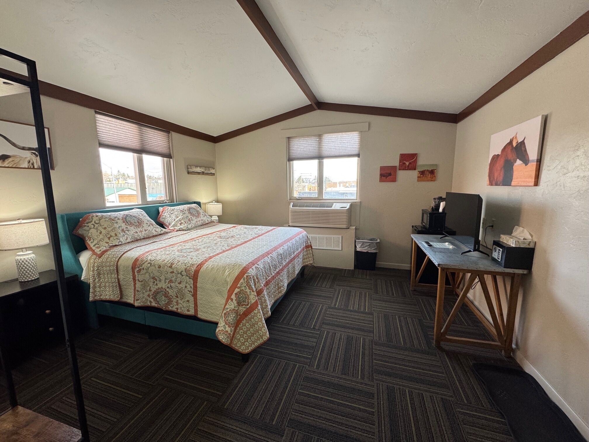 Standard-huone, 1 suuri parisänky | Tallelokero huoneessa, työpöytä, silitysrauta/-lauta, ilmainen Wi-Fi