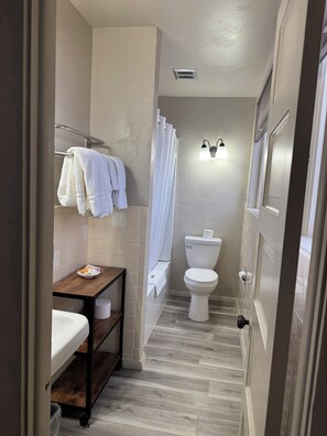 Standard Room, 1 Queen Bed | Bathroom | Free toiletries, hair dryer