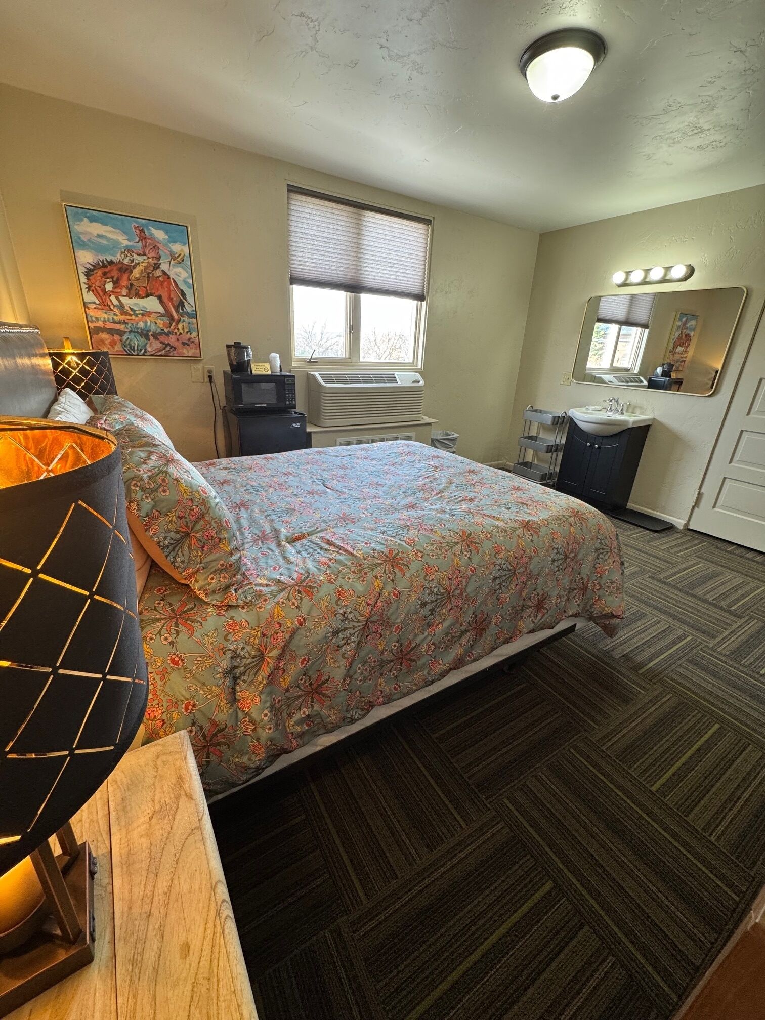 Classic-huone, 1 keskisuuri parisänky | Tallelokero huoneessa, työpöytä, silitysrauta/-lauta, ilmainen Wi-Fi