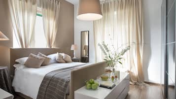 Quarto casal superior | Cofres nos quartos, escrivaninha, cortinas blackout