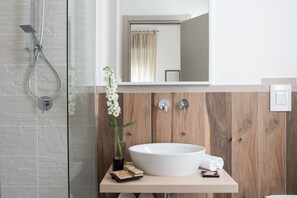 Douche, articles de toilette gratuits, sèche-cheveux, bidet