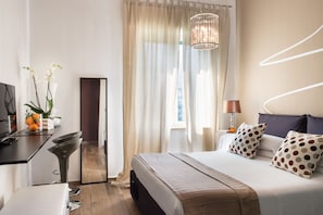 Superior Double Room | In-room safe, desk, blackout drapes, soundproofing - La Maison des Tout le Monde (Sorrento)