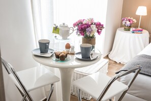 Free daily cooked-to-order breakfast  - La Maison des Tout le Monde (Sorrento)