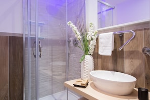 Familienzimmer, Mehrere Betten | Badezimmer