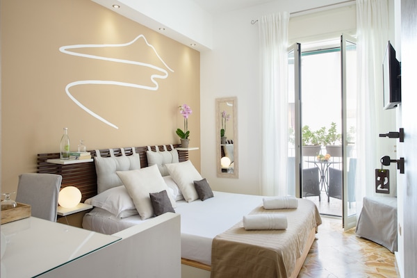 Caja de seguridad en la habitación, escritorio y cortinas blackout