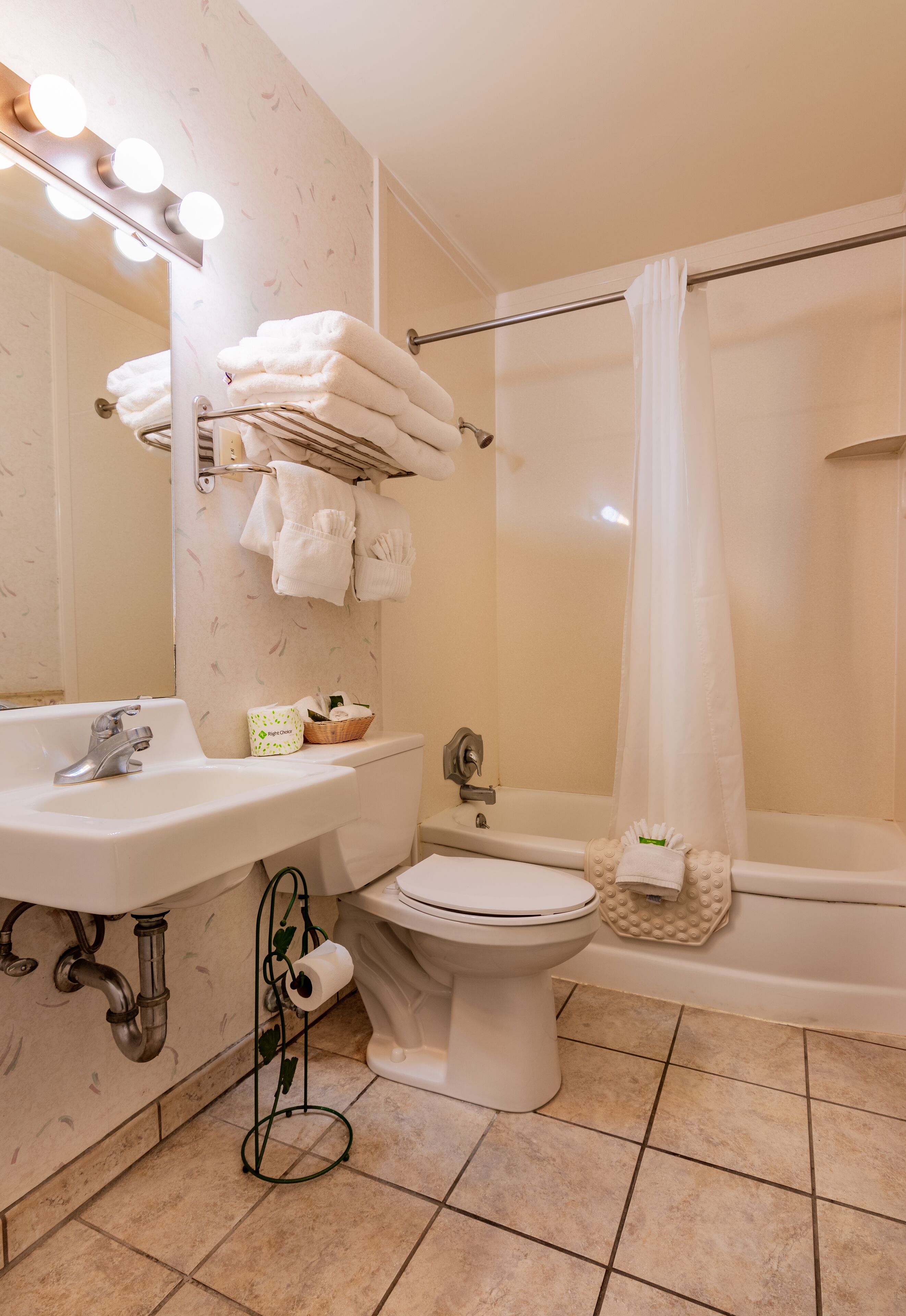 Chambre Deluxe, 2 chambres (2 Queen Beds and 1 Queen Sofa Bed) | Salle de bain | Ensemble douche/baignoire, articles de toilette gratuits, sèche-cheveux