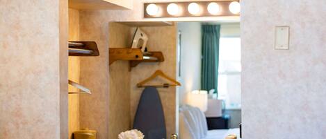 Een hotelbadkamer met een wastafel, spiegel en toiletartikelen.