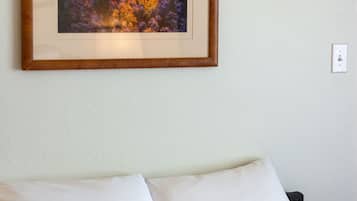Deluxe Room, 2 Bedrooms (2 Queen Beds and 1 Queen Sofa Bed)