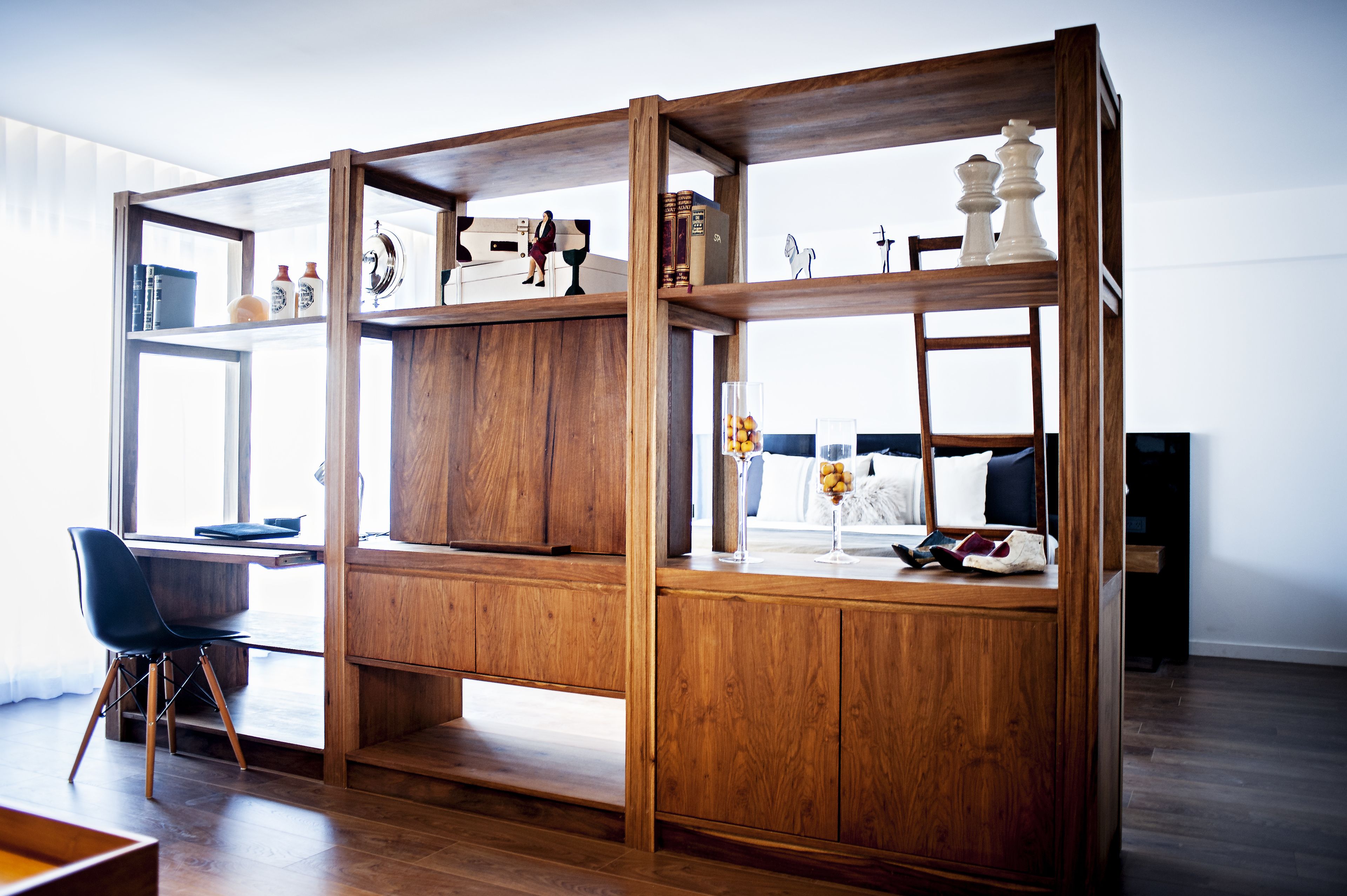 deluxe suite | living area | flat-screen tv