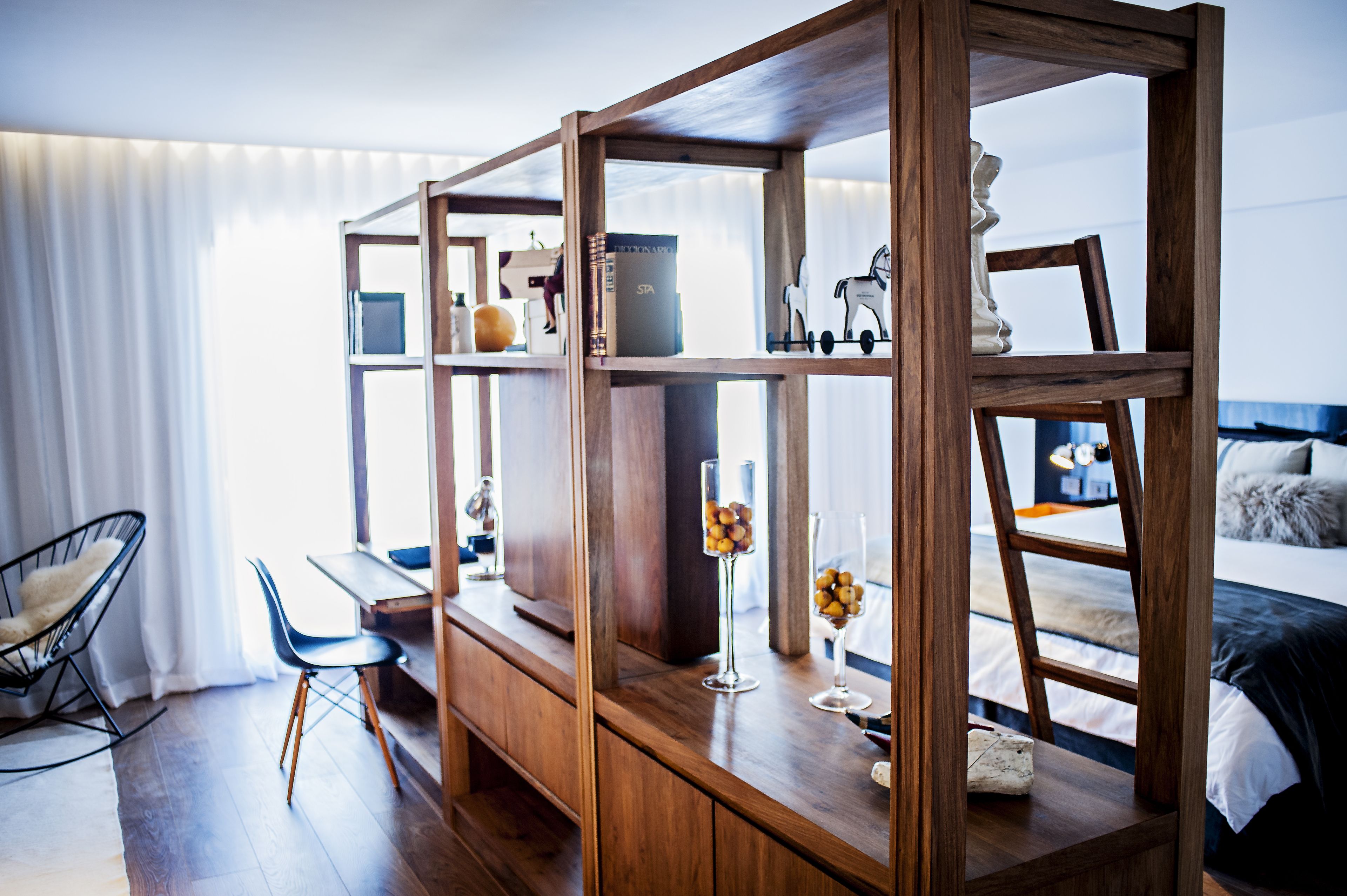 deluxe suite | living area | flat-screen tv