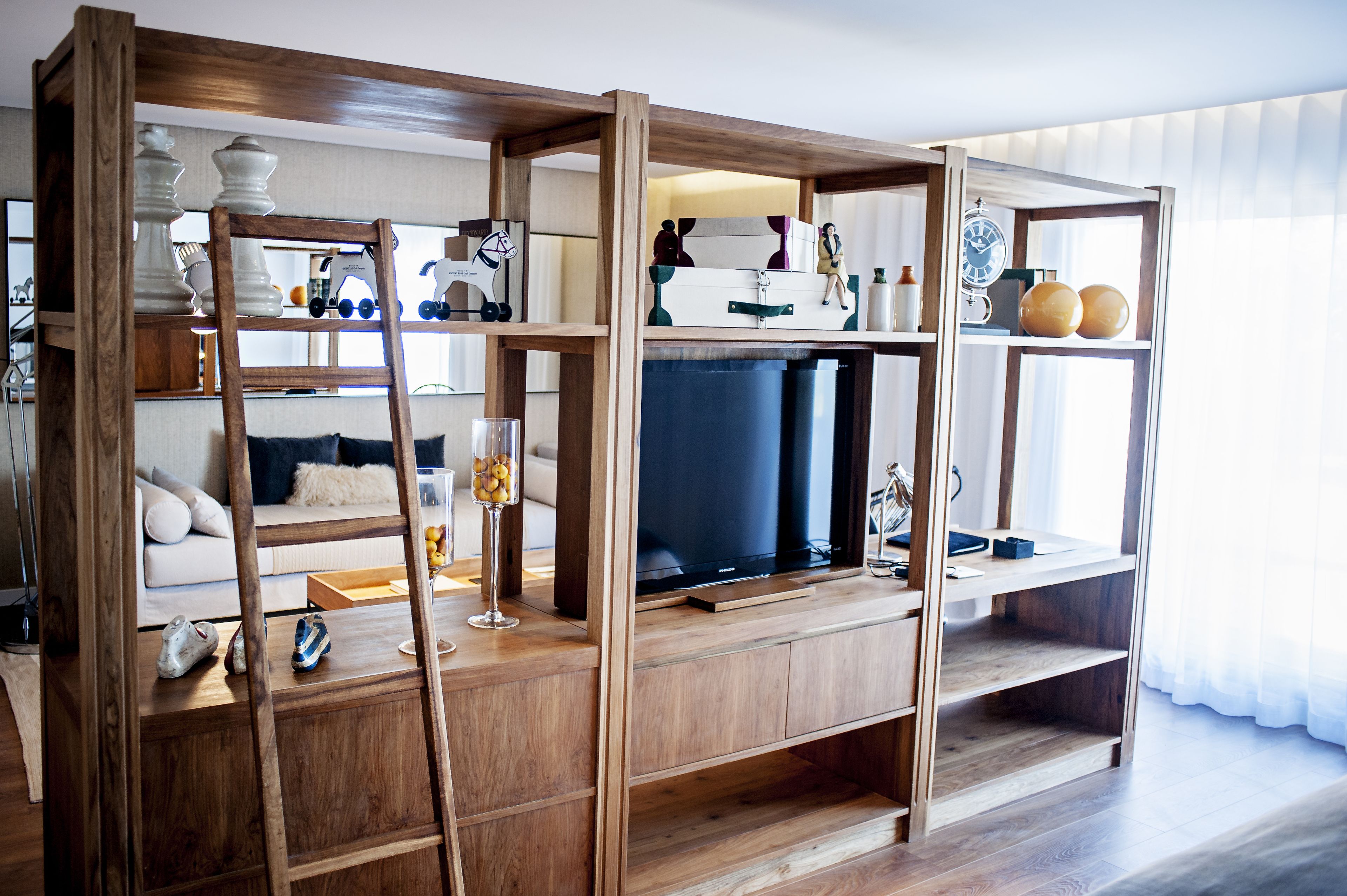 deluxe suite | living area | flat-screen tv