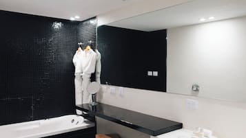 Deluxe Suite | Premium bedding, minibar, in-room safe, desk