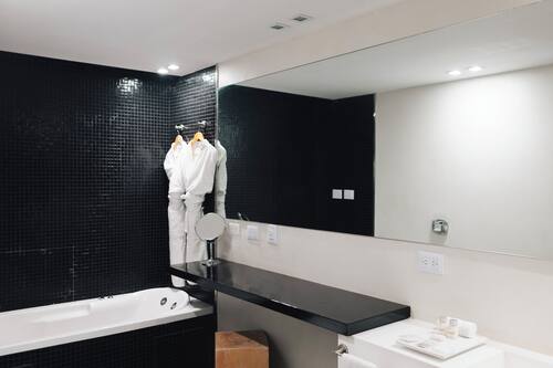 Suite Deluxe | Ropa de cama de alta calidad y minibar