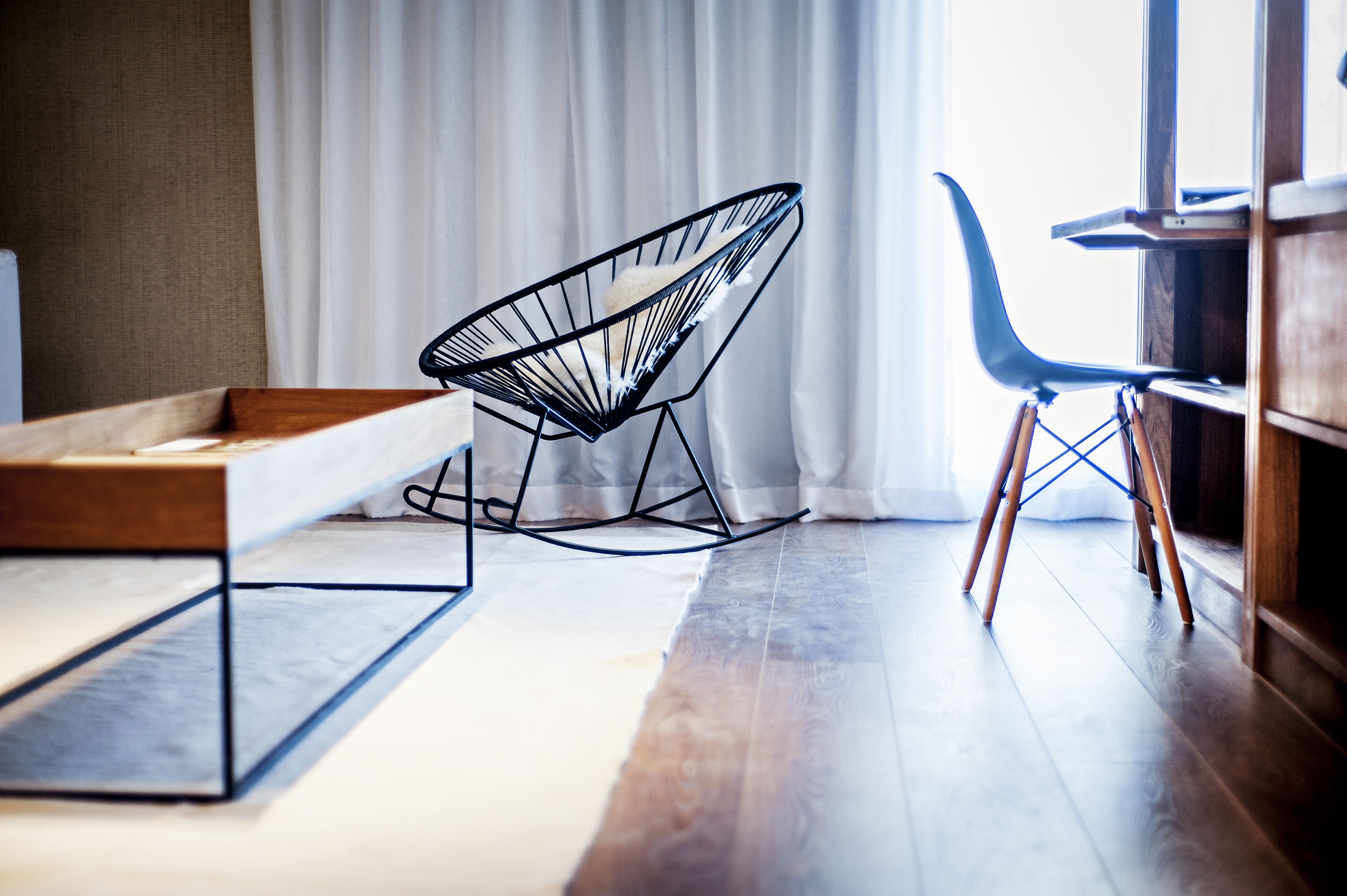 deluxe suite | living area | flat-screen tv