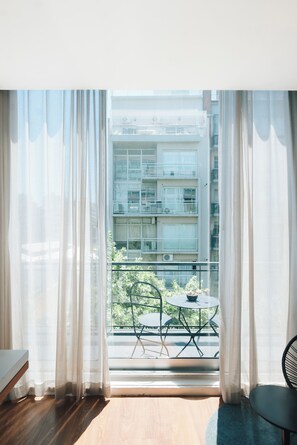 Executive Room | Premium bedding, minibar, in-room safe, desk - CasaSur Palermo Hotel (Buenos Aires)