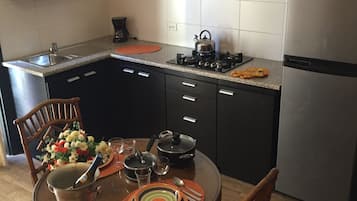 Deluxe Studio, 1 King Bed, Kitchen, Garden View | Private kitchen | Fridge, microwave, stovetop, coffee/tea maker