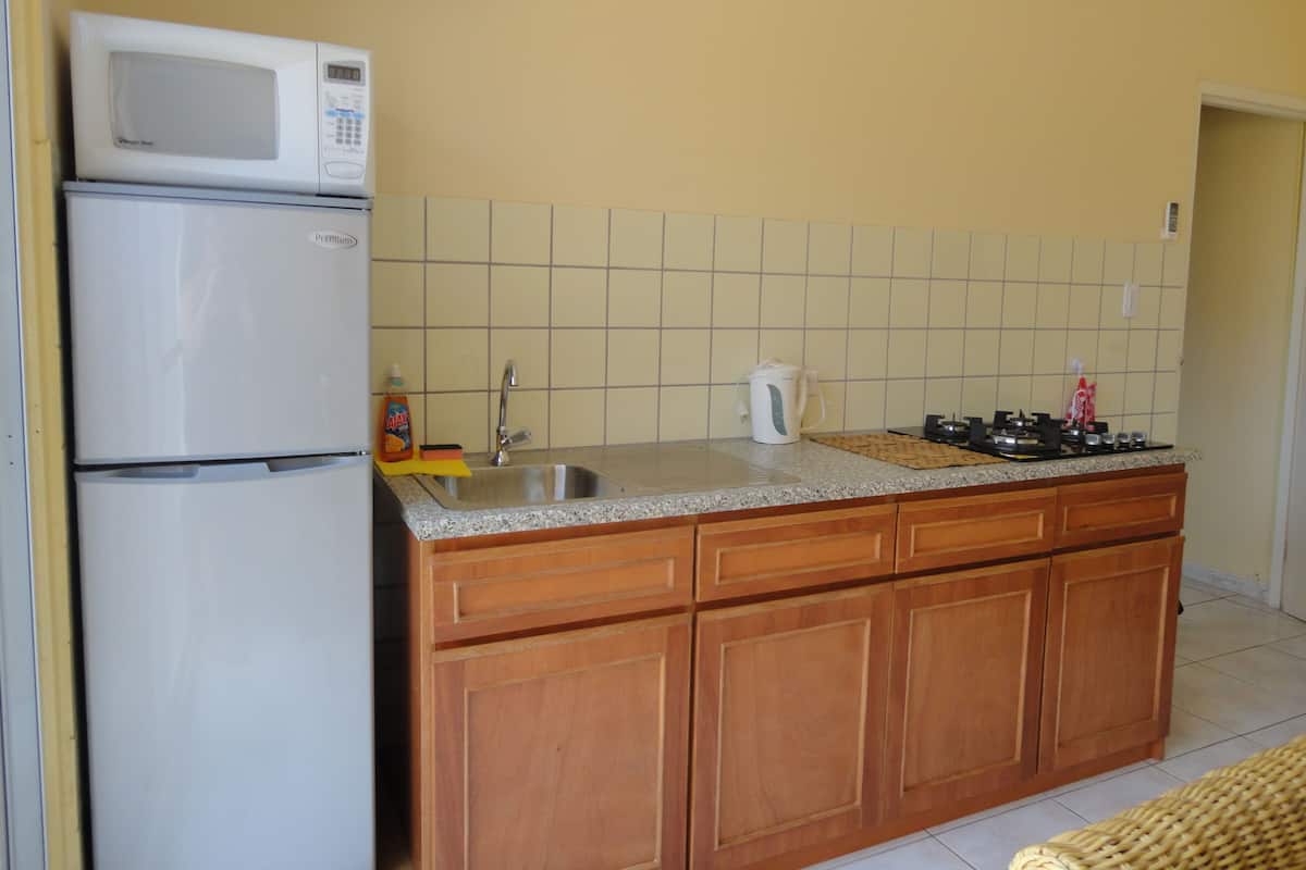 Appartamento Comfort, 1 letto queen, cucina, vista giardino | Cucina privata | Frigorifero, microonde, piano cottura, macchina per tè/caffè