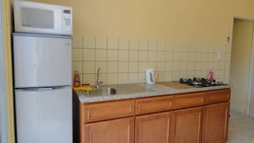 Comfort Apartment, 1 Queen Bed, Kitchen, Garden View | Private kitchen | Fridge, microwave, stovetop, coffee/tea maker