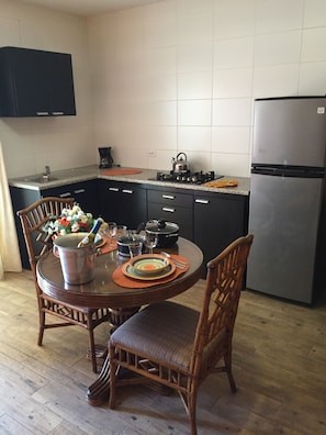 Deluxe-Studio, 1 King-Bett, Küche, Gartenblick | Essbereich im Zimmer