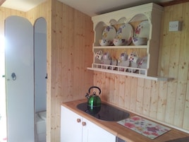 Habitación Confort doble, baño compartido, vistas al parque (With Private WC) | Baño | Ducha, cabezal de ducha tipo lluvia, jabón y champú