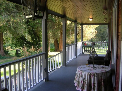 Sasquatch Crossing Eco Lodge B&B