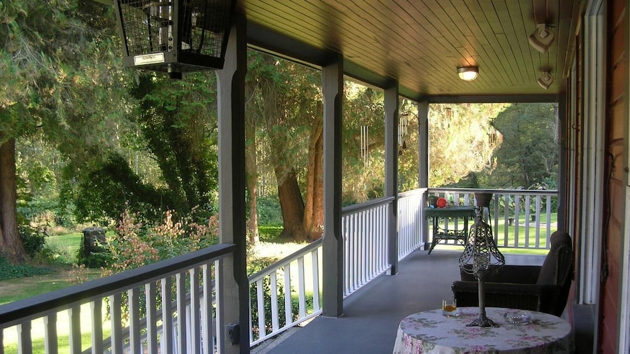 Sasquatch Crossing Eco Lodge B&B