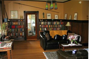 Library - Sasquatch Crossing Eco Lodge B&B (Agassiz)