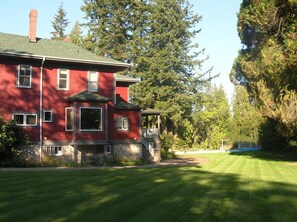 Property grounds - Sasquatch Crossing Eco Lodge B&B (Agassiz)