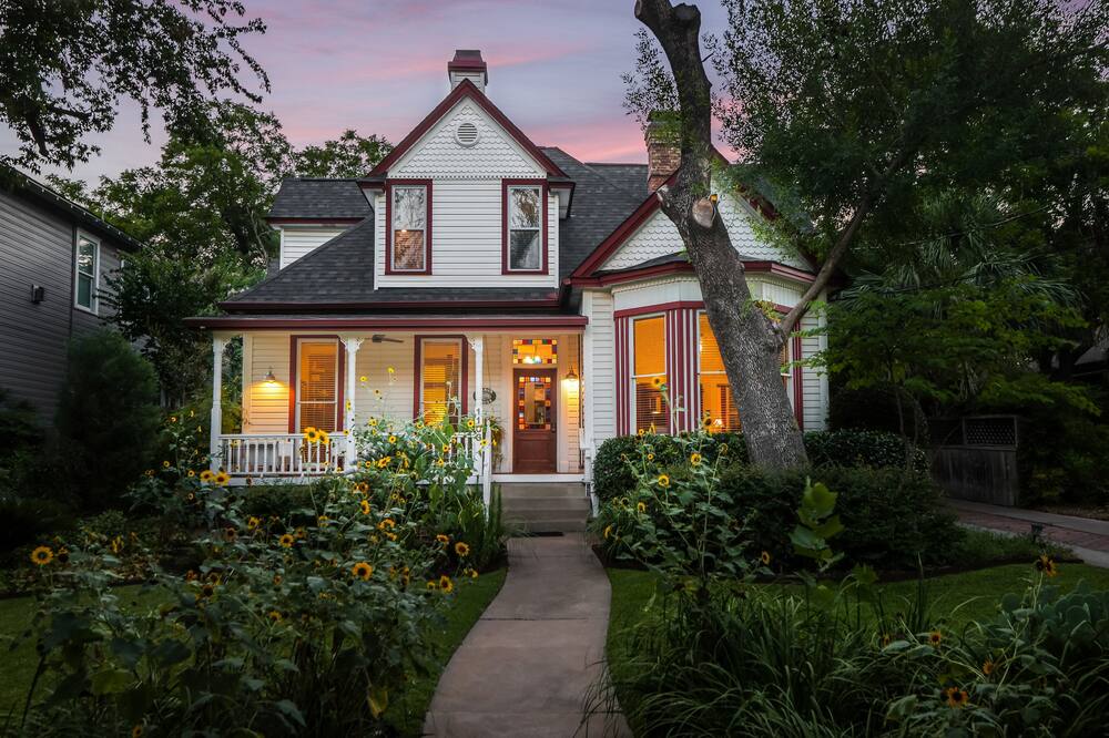 Brava House Bed and Breakfast