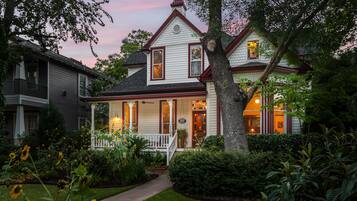 Overnatningsstedets facade – aften/nat