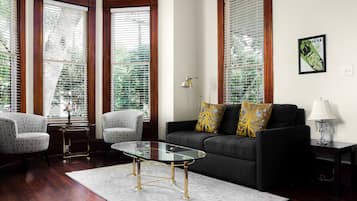 Luxury Süit, 1 Büyük (Queen) Boy Yatak ve Çekyat | 1 yatak odası, kaliteli yatak takımı, ayrı ayrı dekore edilmiş