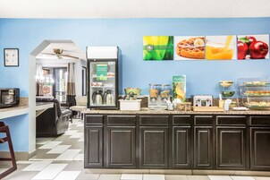 Café da manhã para viagem grátis todos os dias