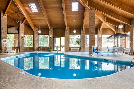 Indoor pool, sun loungers