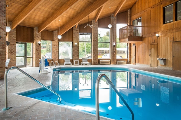 Indoor pool, sun loungers