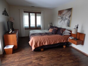 Romantic Condo, 1 King Bed, Partial Lake View