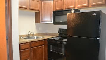 Studio Tradisional | Dapur pribadi | Lemari es besar dan microwave