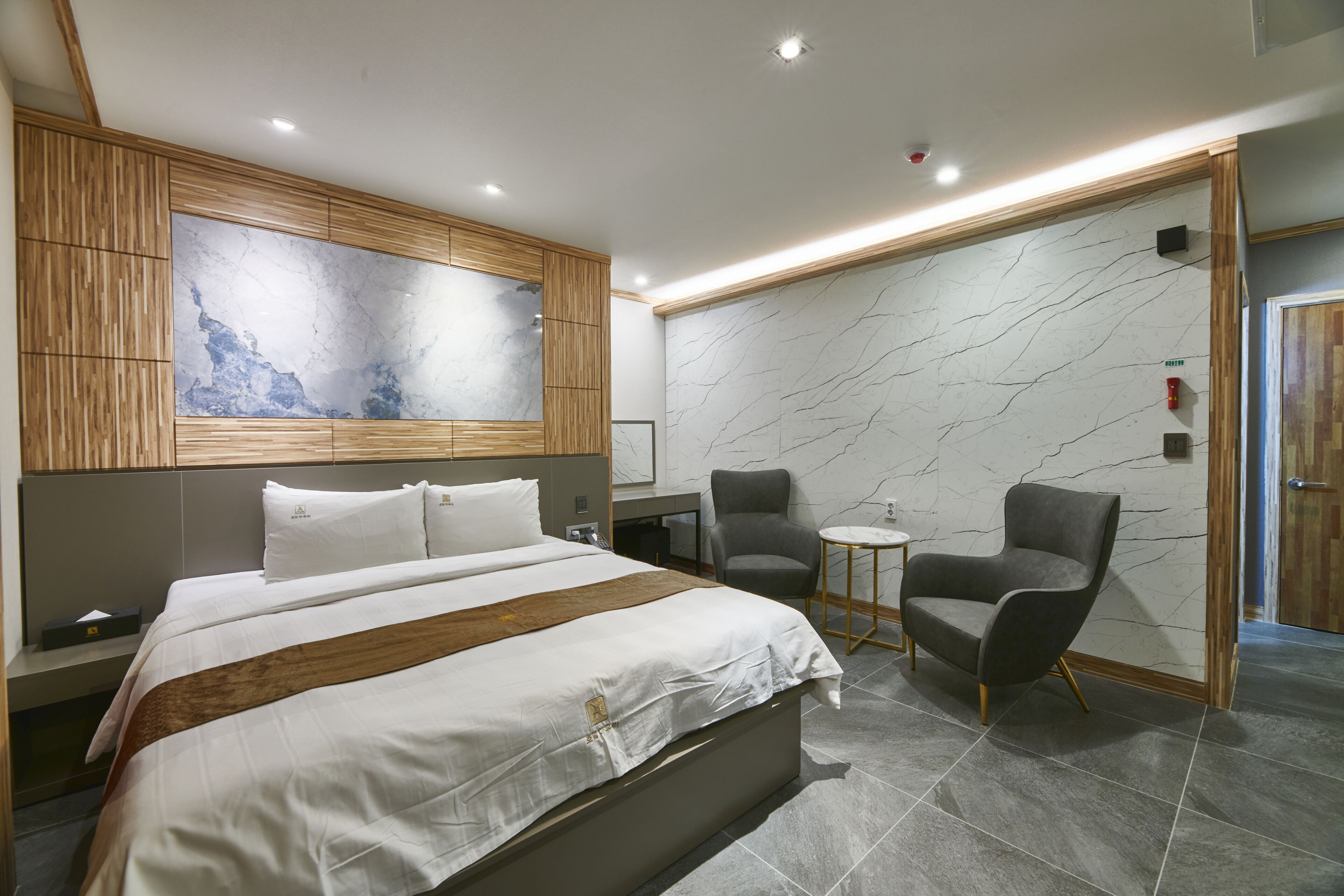 suite (double) | 1 bedroom, premium bedding, minibar, in-room safe