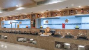 Een buffetgedeelte met diverse soorten eten en decoratieve notenkrakers.