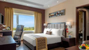 Minibar, safe på rommet, skrivebord og blendingsgardiner