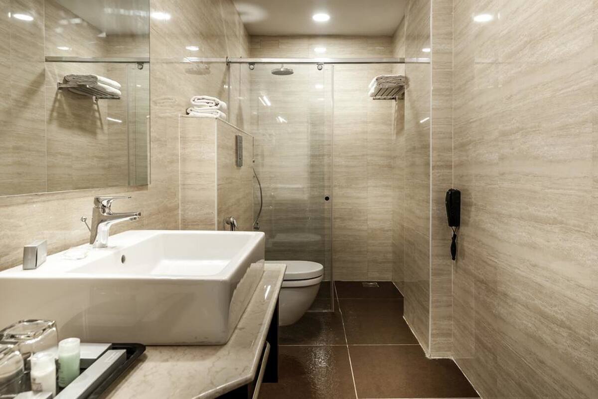 Douche, articles de toilette écologiques, sèche-cheveux