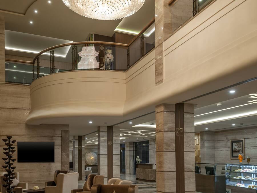 Un hall d’entrée spacieux agrémenté d’un magnifique lustre, de sièges confortables et d’un balcon situé au deuxième étage.