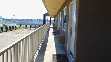 Un balcon d’hôtel avec vue sur un terrain de golf.