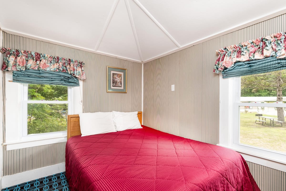 Cottage, 1 Bedroom, Kitchenette | Private kitchenette | Microwave
