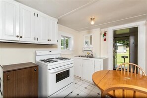 Microwave - Perry's Motel and Cottages (Intervale)